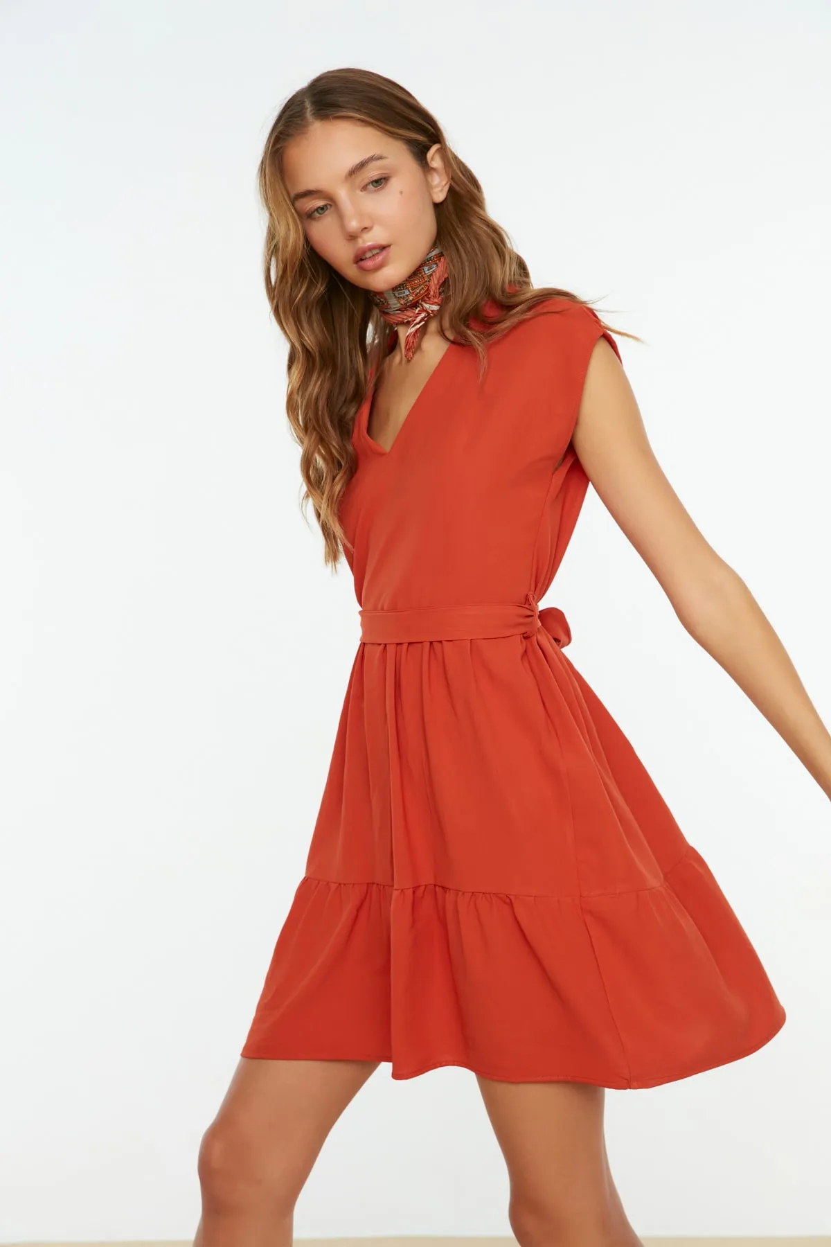Trendyol Collection  Gefliestes Mini-Webkleid mit Gürtel TWOSS20EL0628