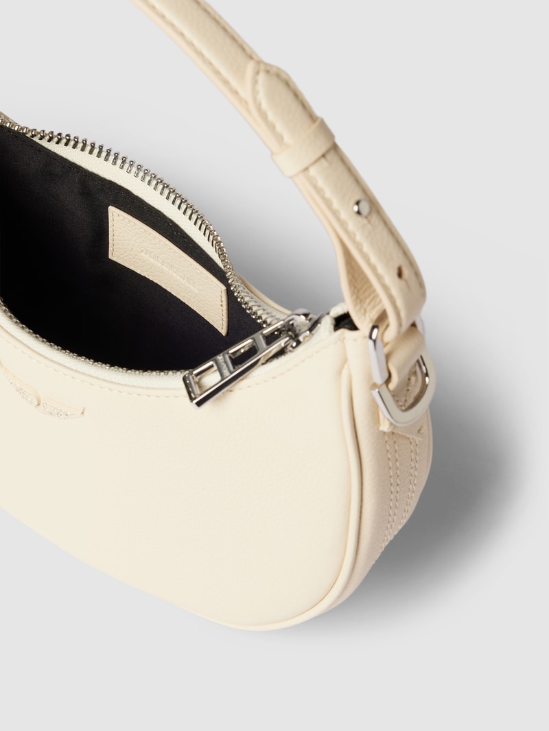 Henkeltasche mit Label-Detail in offwhite