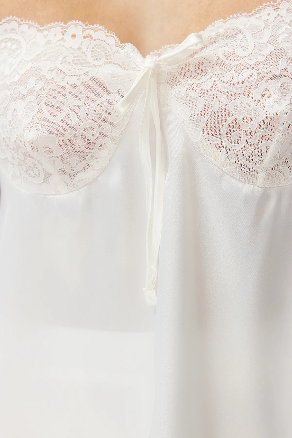 Trendyol Collection  Braut-Pyjama-Set aus Satin mit weißer Spitze und detaillierter Schnalle als Geschenk THMSS24PT00157