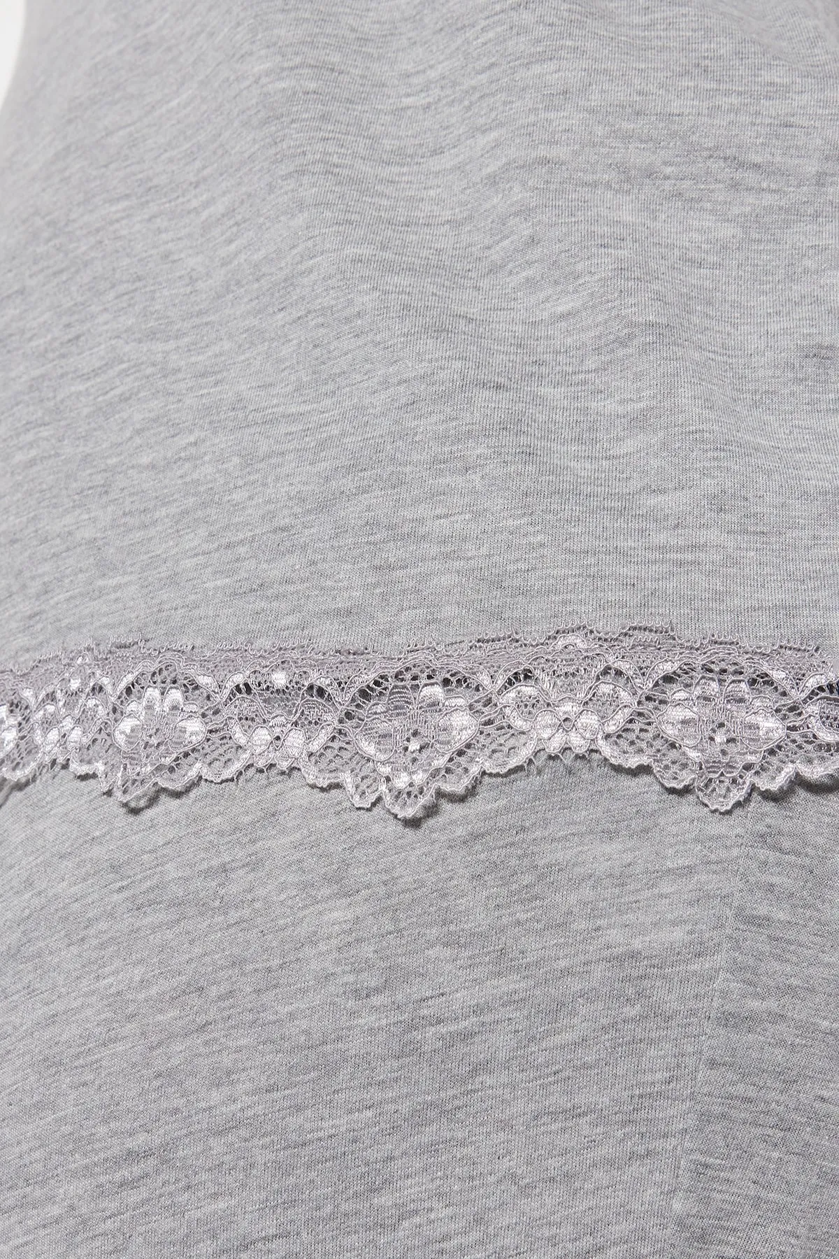 Trendyol Curve  Graues Pyjama-Set aus Strick mit Spitzendetail