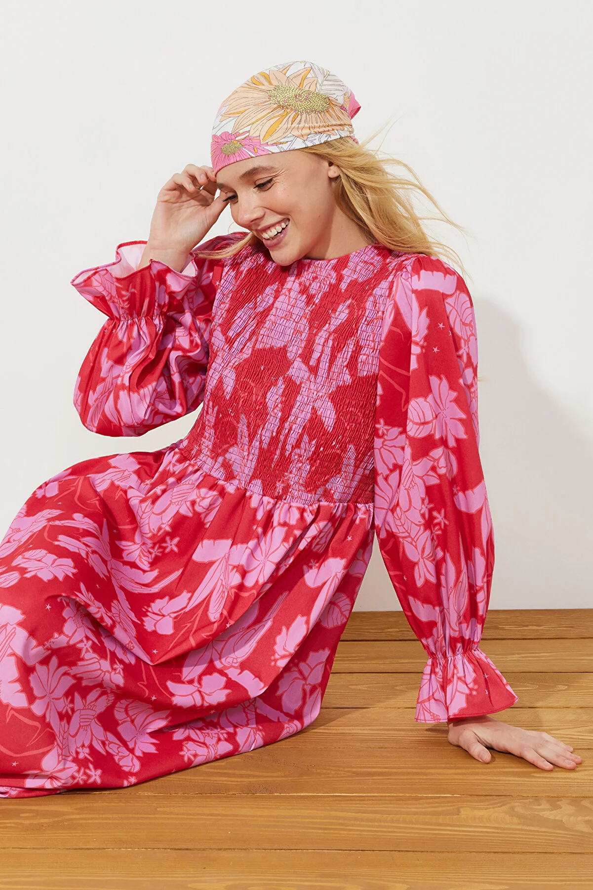 Trendyol Modest  Rotes, mit Blumenmuster bedrucktes Gimped-Webkleid in Übergröße TCTSS24EB00109