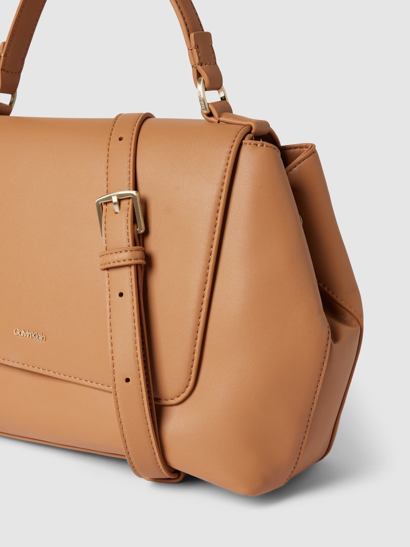 Handtasche mit verstellbarem Schulterriemen in camel