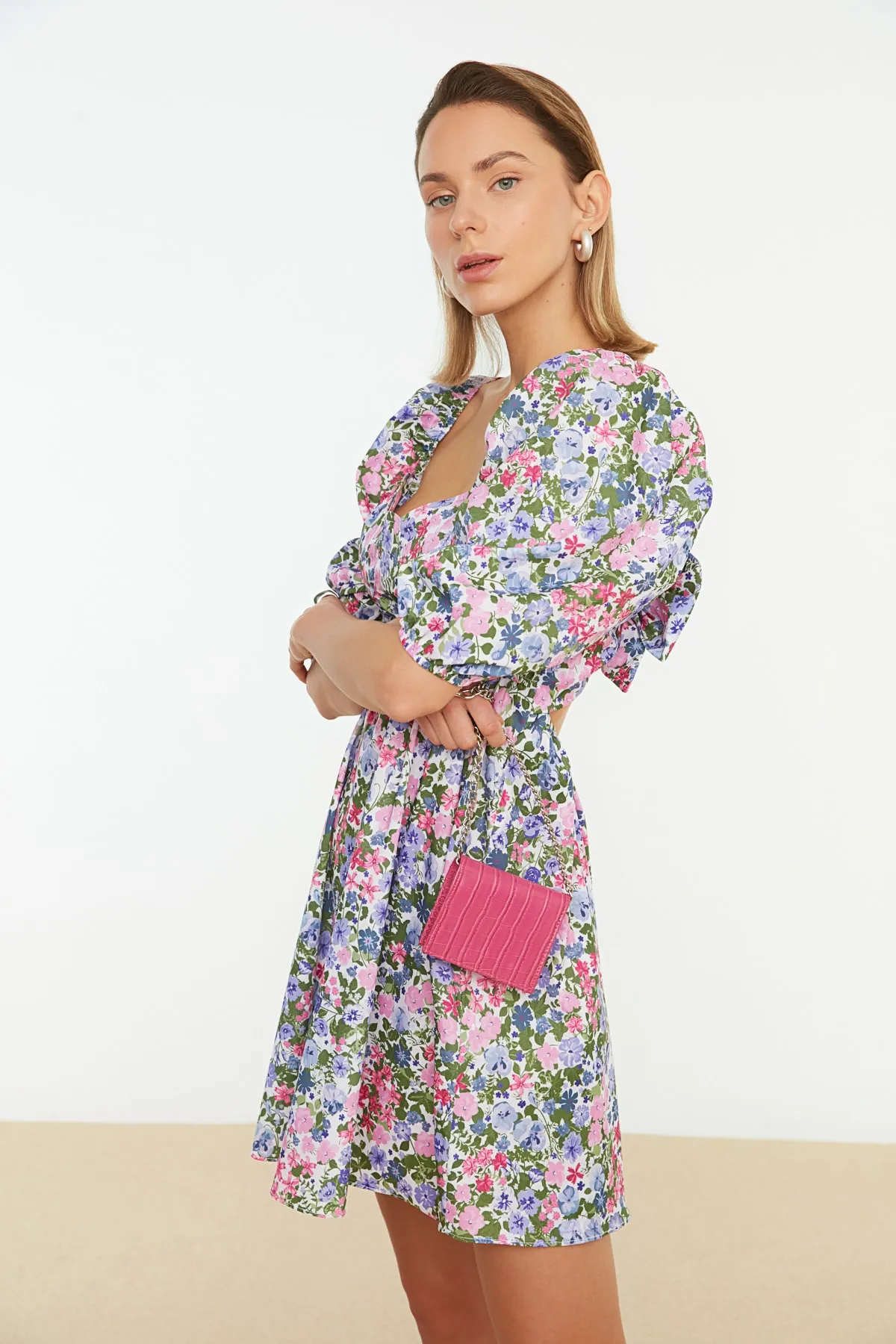 Trendyol Collection  Mehrfarbiges, geblümtes Mini-Webkleid mit Taillenöffnung am Rücken TWOSS22EL1107