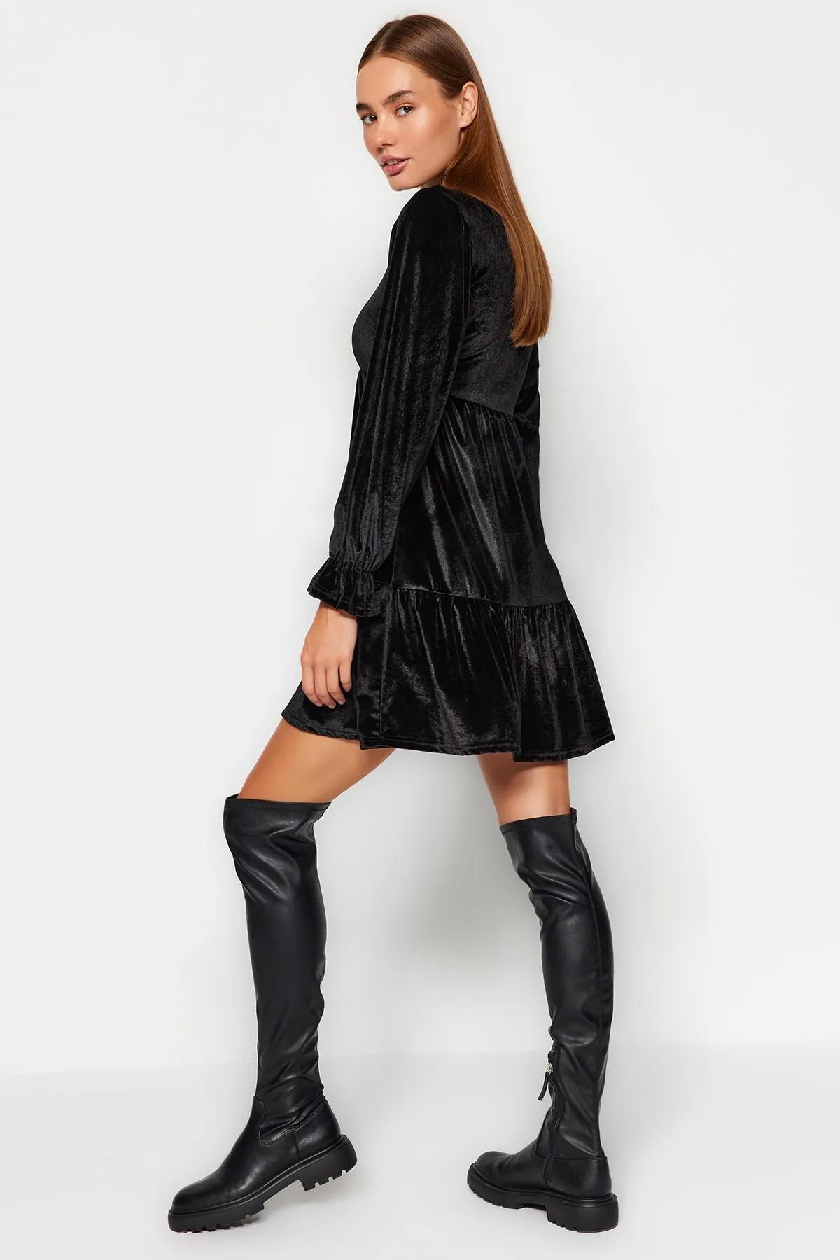 Trendyol Collection  Schwarzes Mini-Strickkleid aus Samt mit V-Ausschnitt und Skater-/Taillenausschnitt TWOAW24EL00381