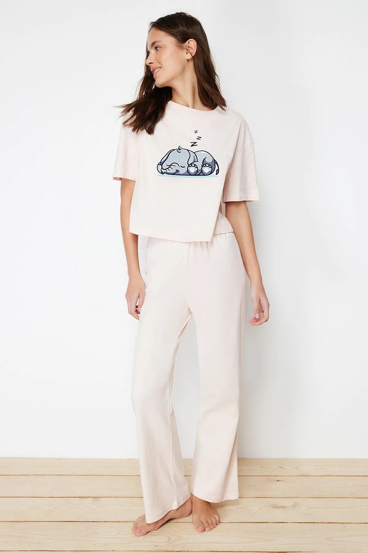 Trendyol Collection  Puderfarbenes Strick-Pyjama-Set aus 100 % Baumwolle mit Elefantenmuster THMSS24PT00070