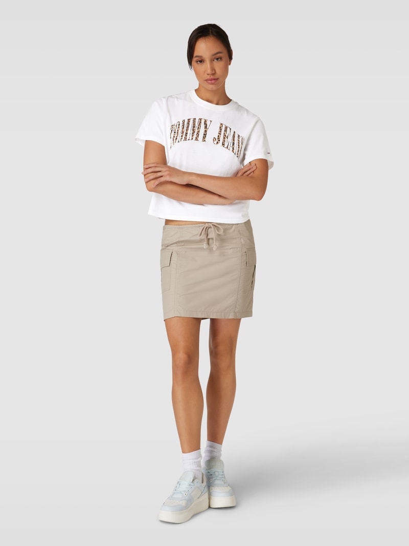 T-Shirt mit Label-Print und Rundhalsausschnitt in weiß