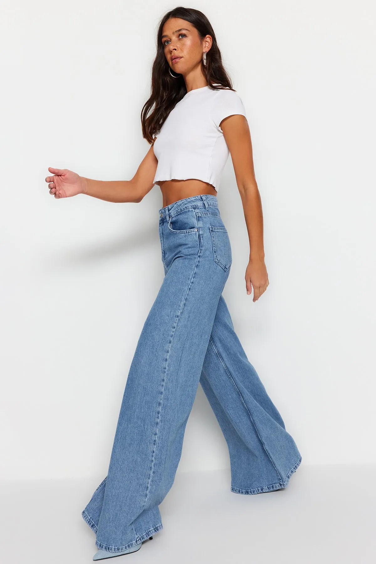 Trendyol Collection  Blaue, extra weite Jeans mit hoher Taille und weitem Bein TWOSS23JE00286