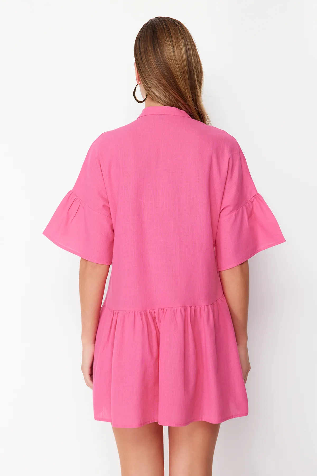Trendyol Collection  Rosafarbenes, weit geschnittenes Mini-Strandkleid mit gewebten Rüschen TBESS20EL0873