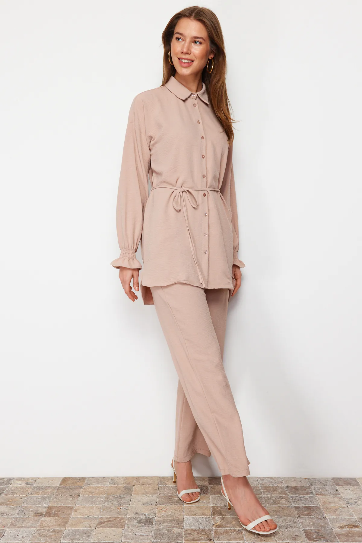 Trendyol Modest  Beiges gewebtes Aerobin-Hemd-Hosen-Set mit Gürtel TCTSS23US00018