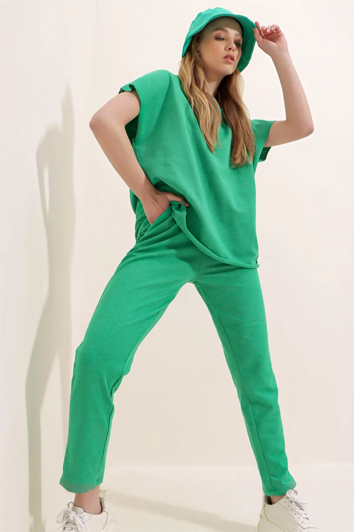 Trend Alaçatı Stili  Grünes Trainingsanzug-Set mit Rundhalsausschnitt und bequemer Passform für Damen ALC-X5885
