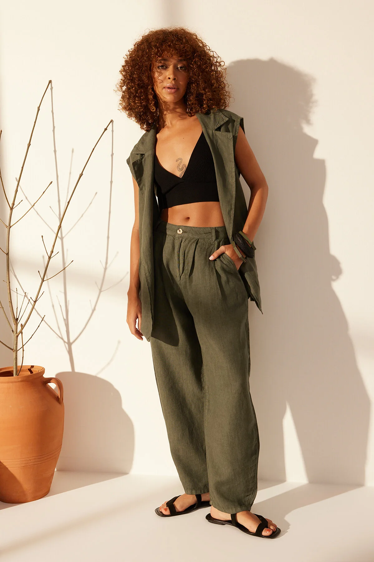 Trendyol Collection  Grüne Hose aus 100 % Leinen mit hoher Taille TWOSS24JE00243