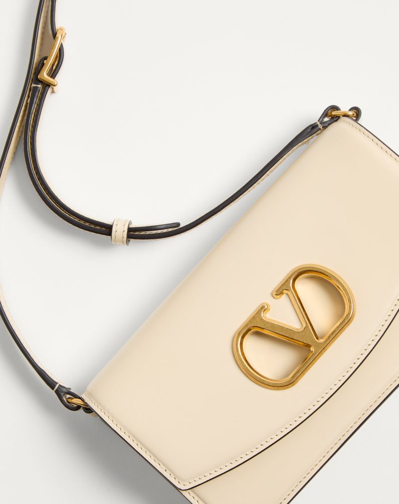 Clutch Vain da Valentino Garavani em couro de bezerro brilhante