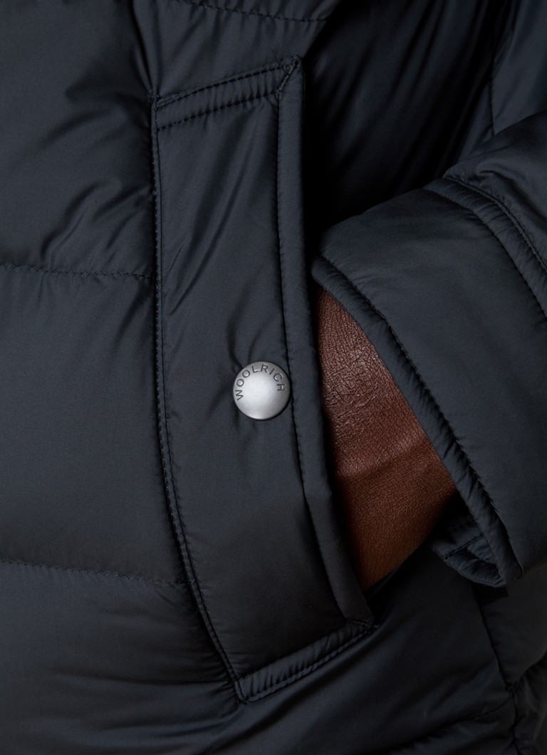 Jachetă matlasată din microfibră Woolrich, umplută cu puf și prevăzută cu buzunare laterale.
