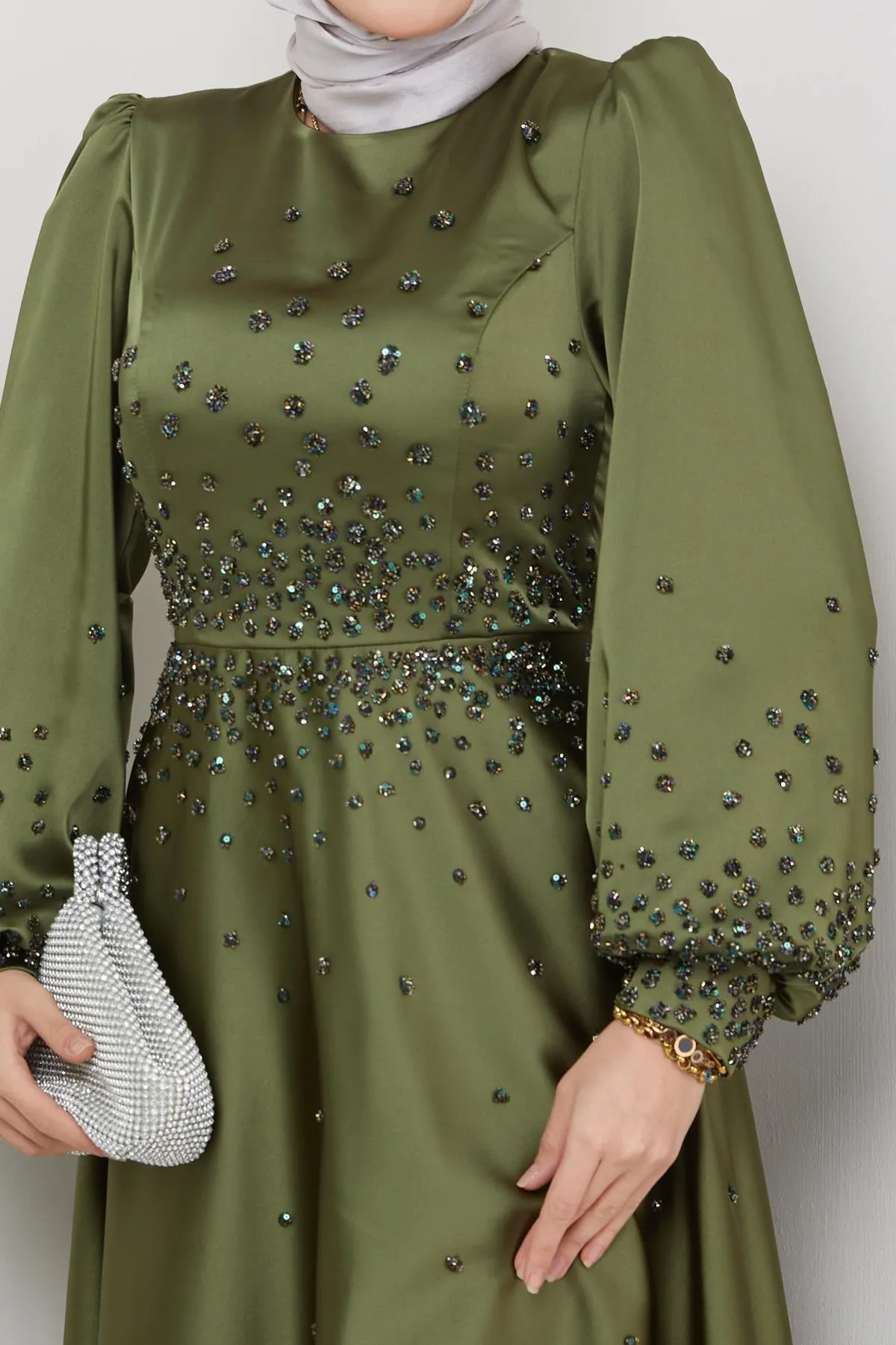 Olcay  Abendkleid aus Satin mit Steindetail vorne und an den Ärmeln HELLGRÜN 1658