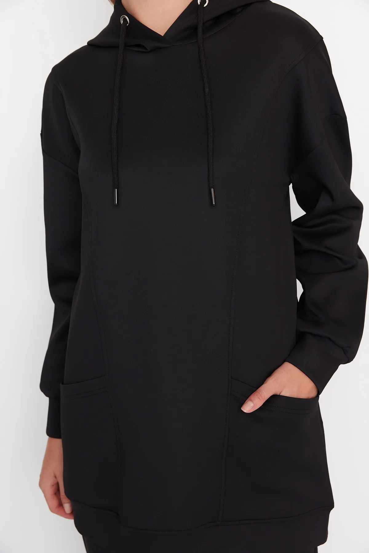 Trendyol Modest  Schwarzes Scuba-Sweatshirt-Hosen-Strickset mit Kapuze und Schlitzdetail TCTAW23US00139