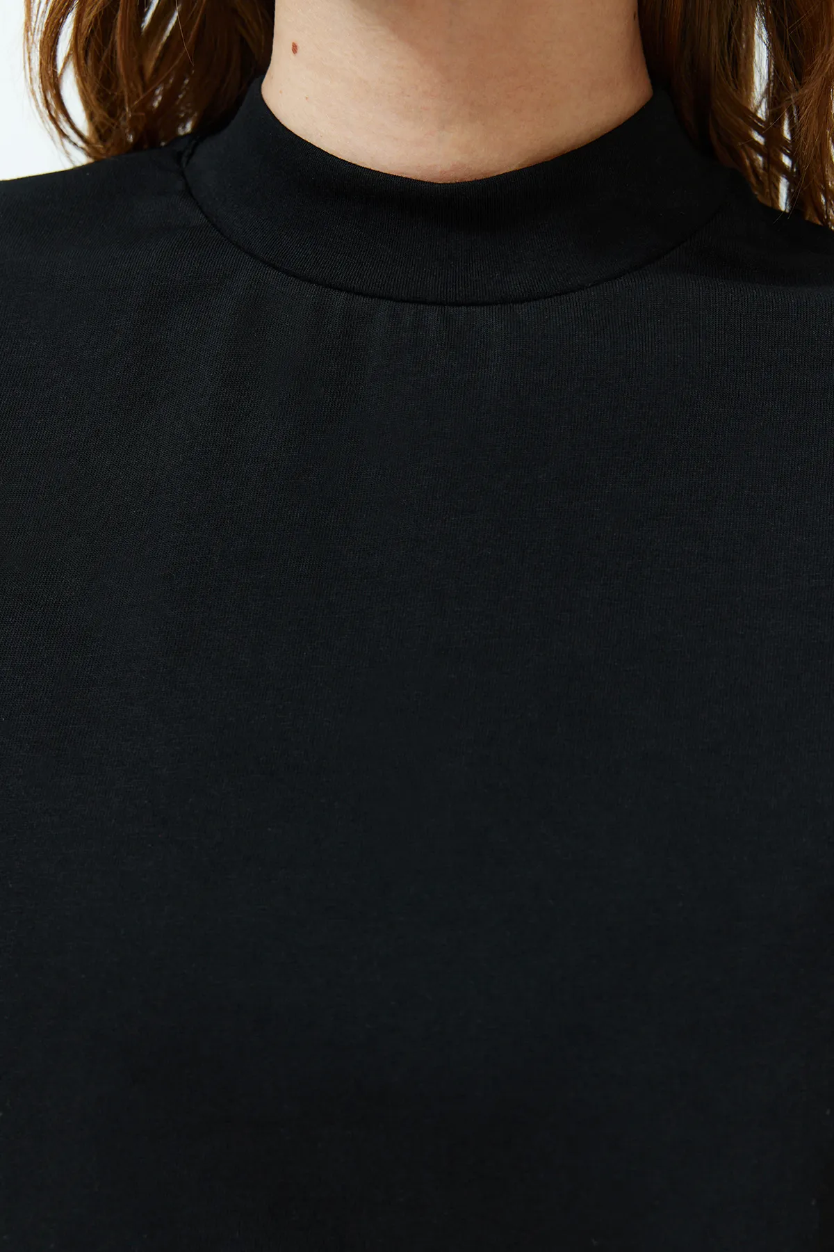 Trendyol Collection  Schwarzes Strick-T-Shirt aus 100 % Baumwolle mit Stehkragen und dreiviertellangen Ärmeln TWOSS24TS00074