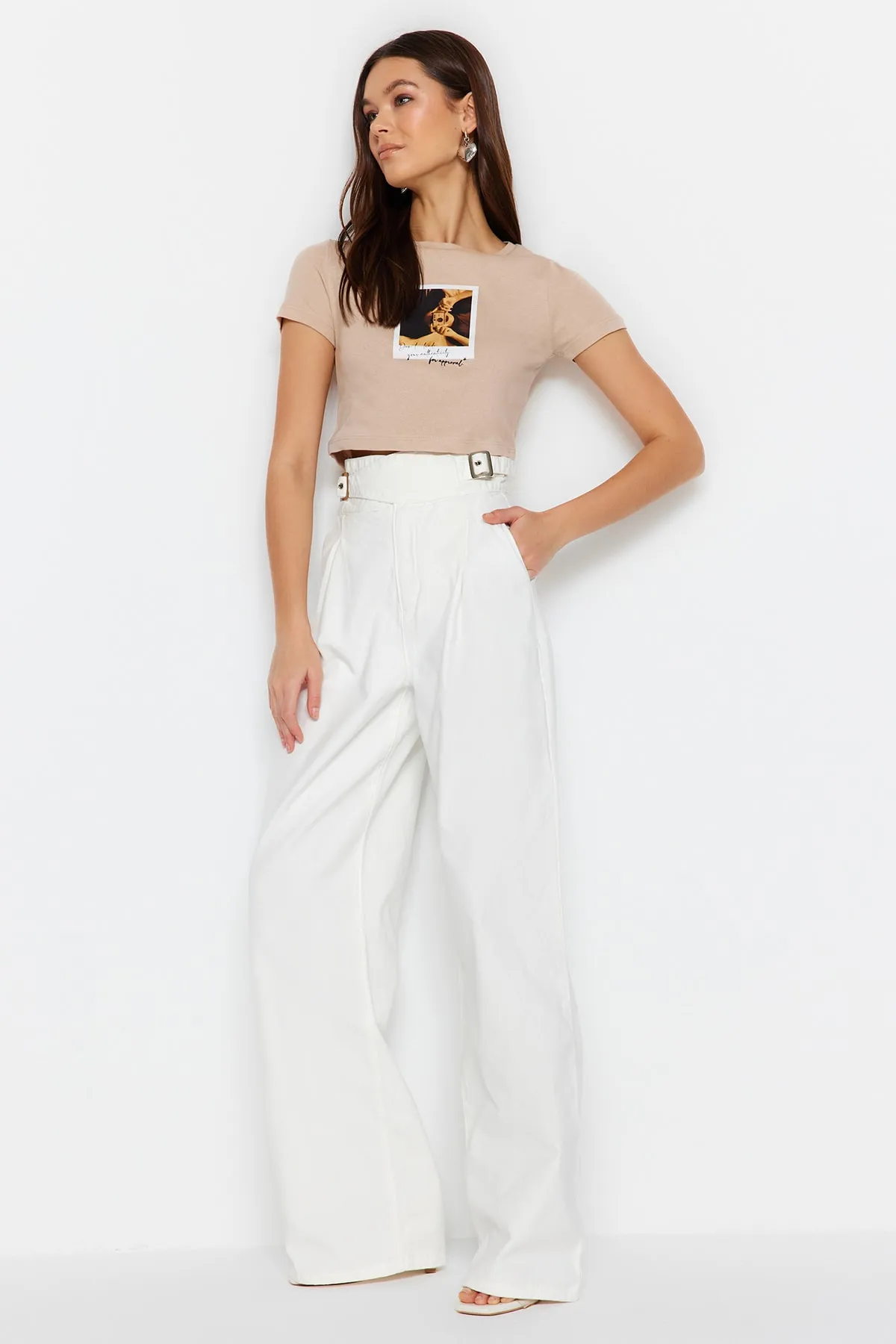 Trendyol Collection  Weiße Jeans mit hoher Taille und weitem Bein und Accessoire-Detail TWOSS23JE00280