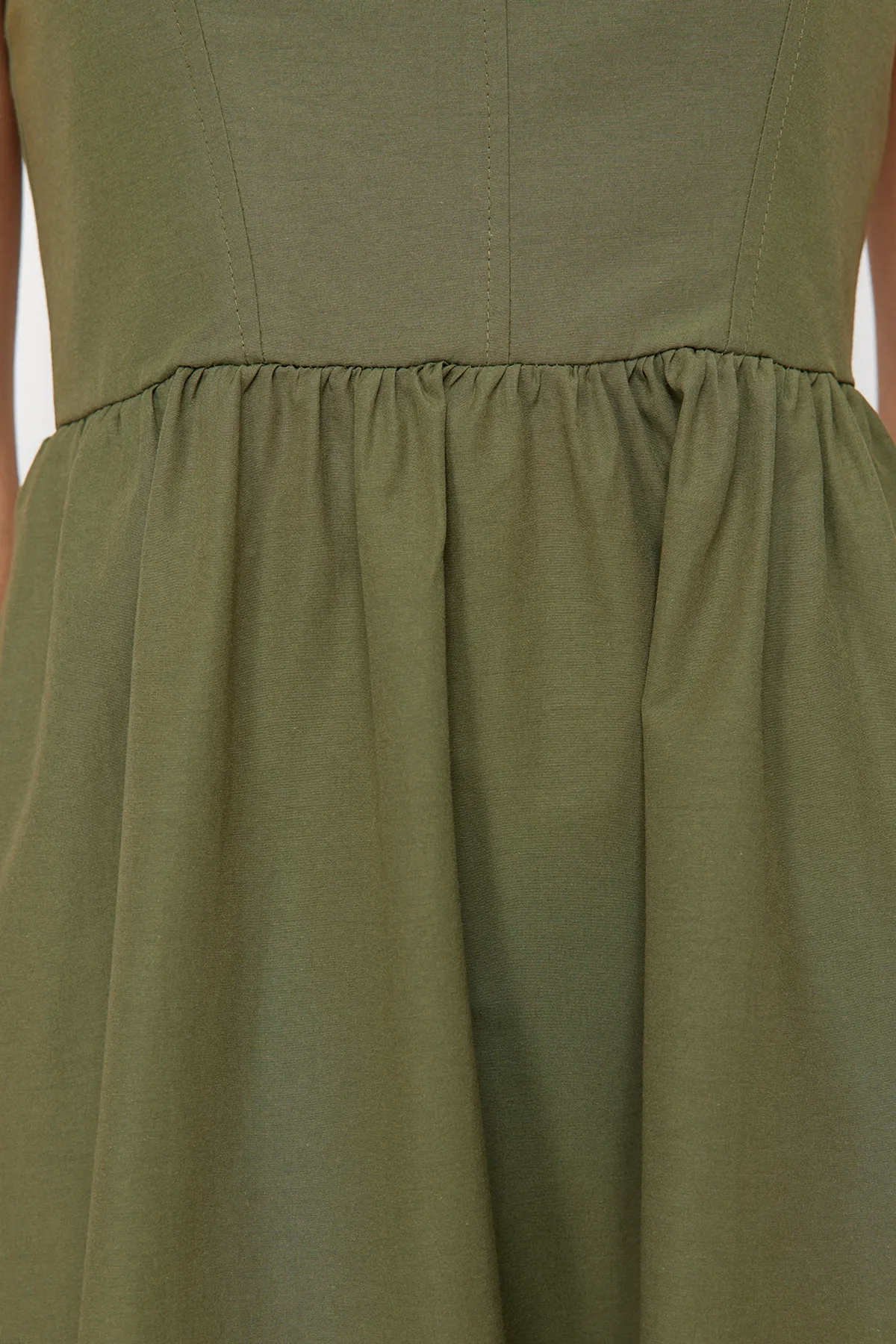 Trendyol Collection  Khakifarbenes gewebtes Midikleid mit Taillenöffnung und Korsett-Nähten TWOSS24EL00038