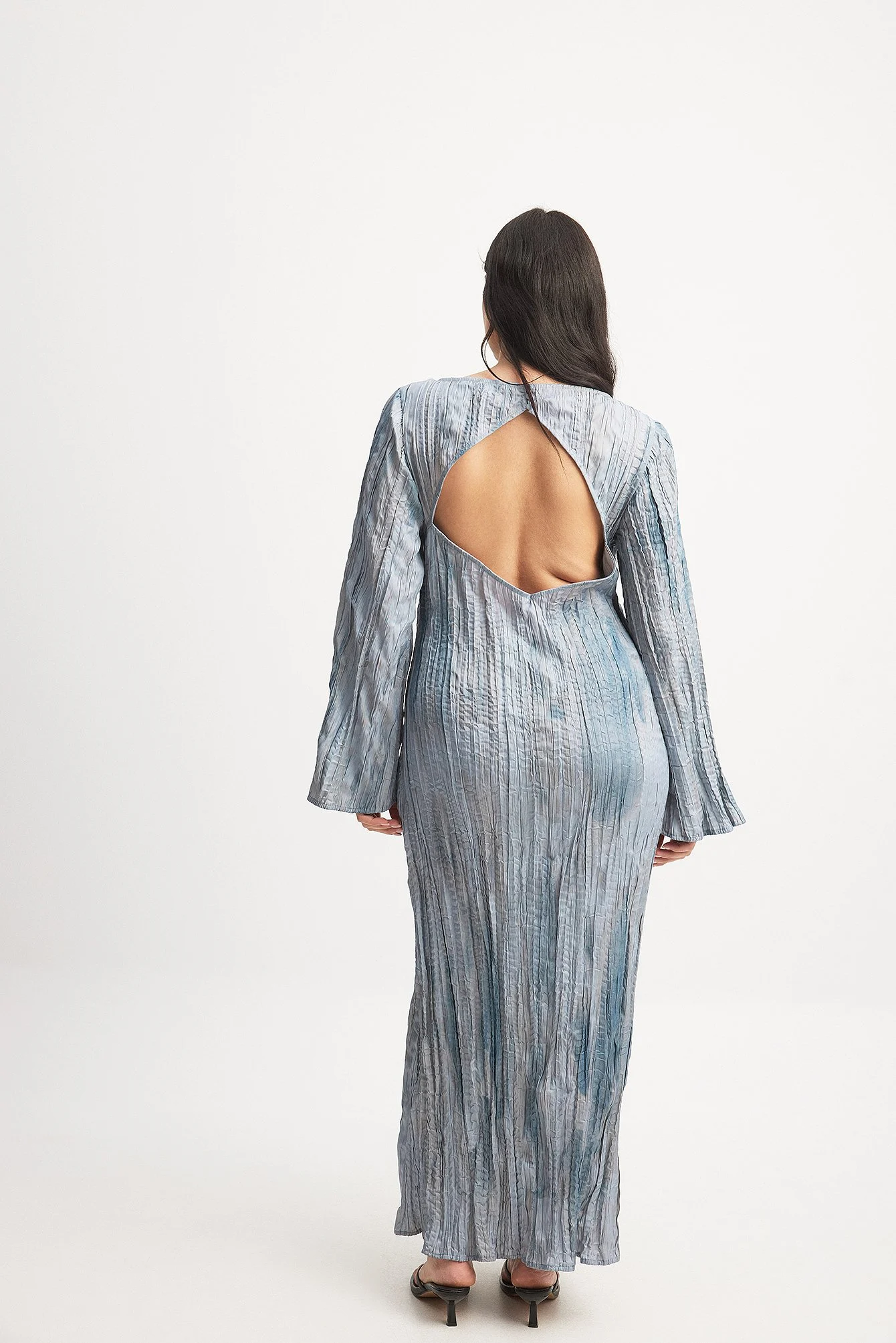 Maxikleid in Knitteroptik mit langen Ärmeln und offenem Rücken