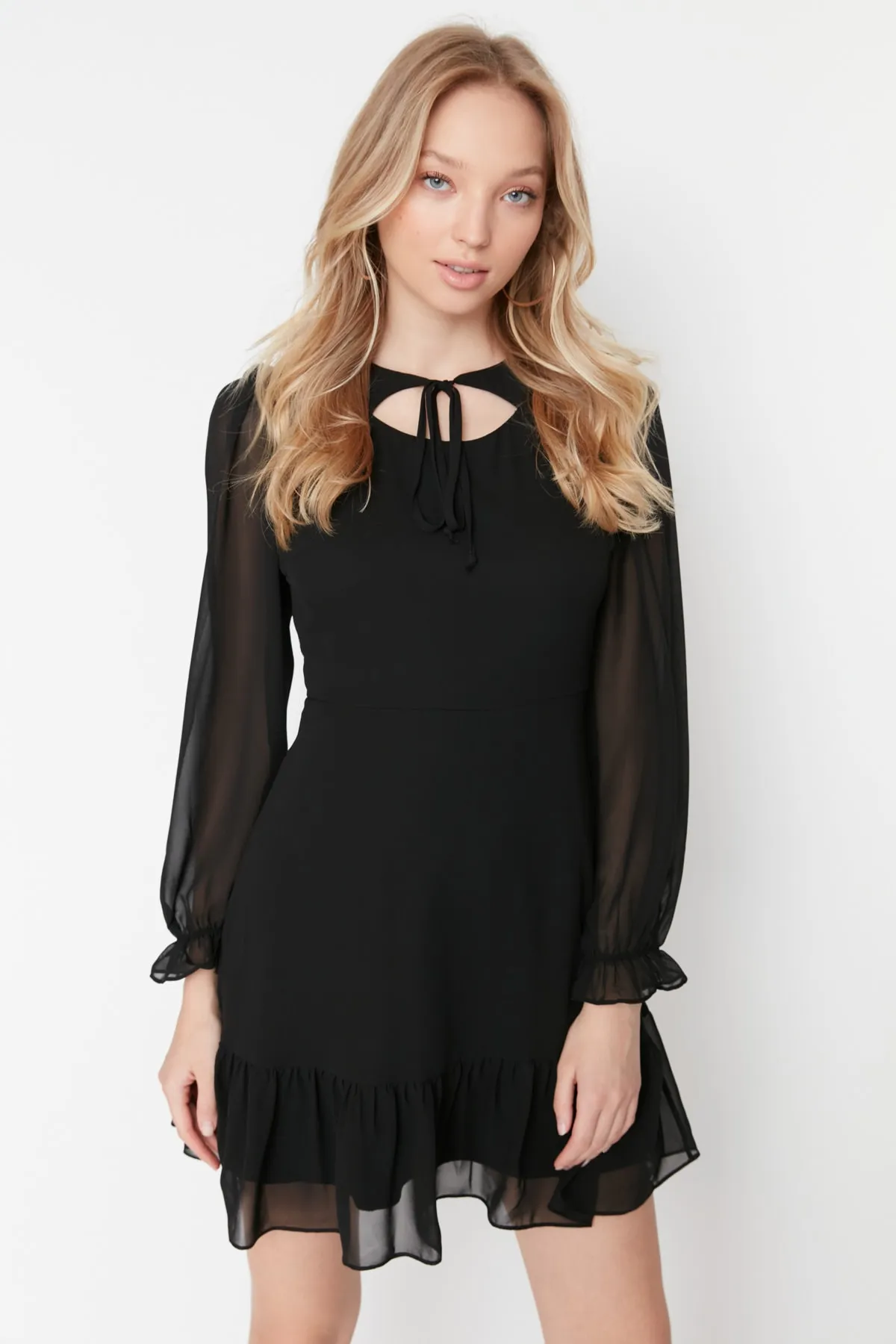 Trendyol Collection  Schwarzes, detailliertes Webkleid mit Kragen TWOAW23EL01087