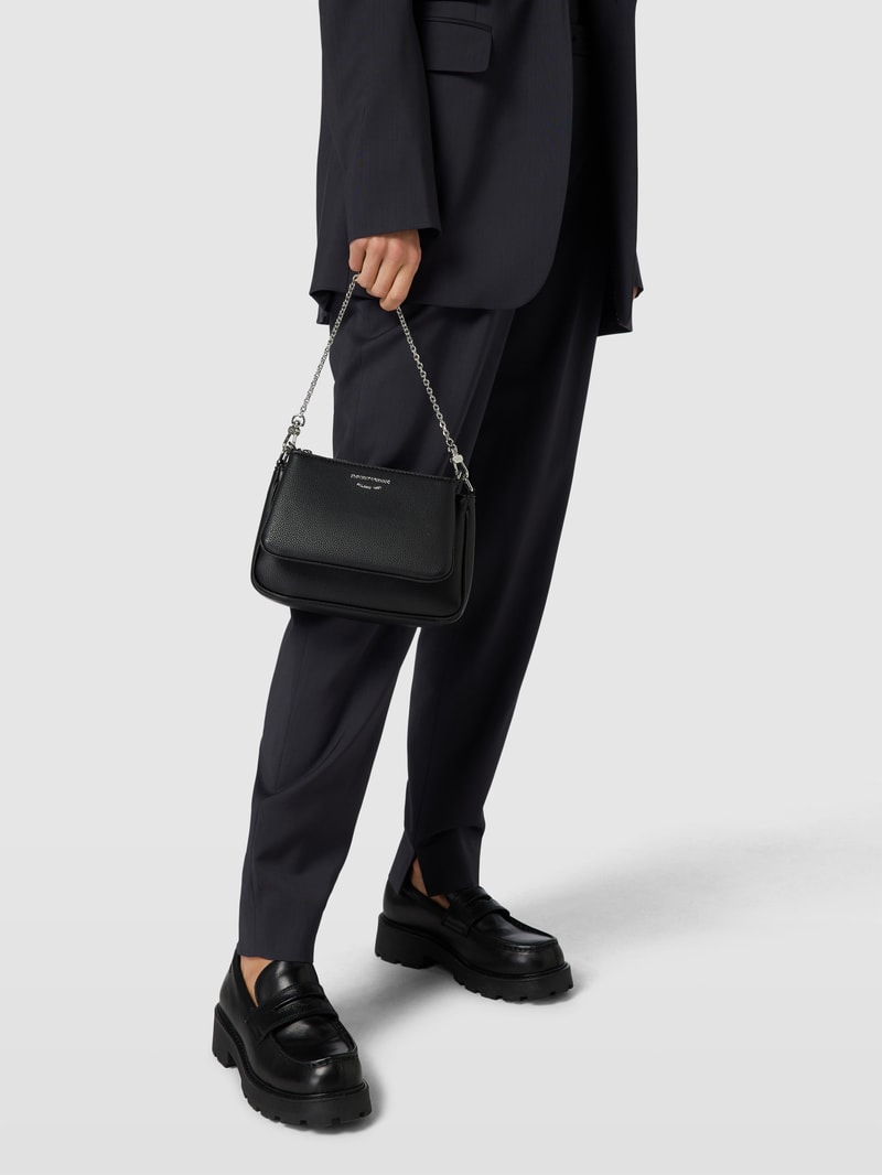 Umhängetasche mit Label-Print in schwarz