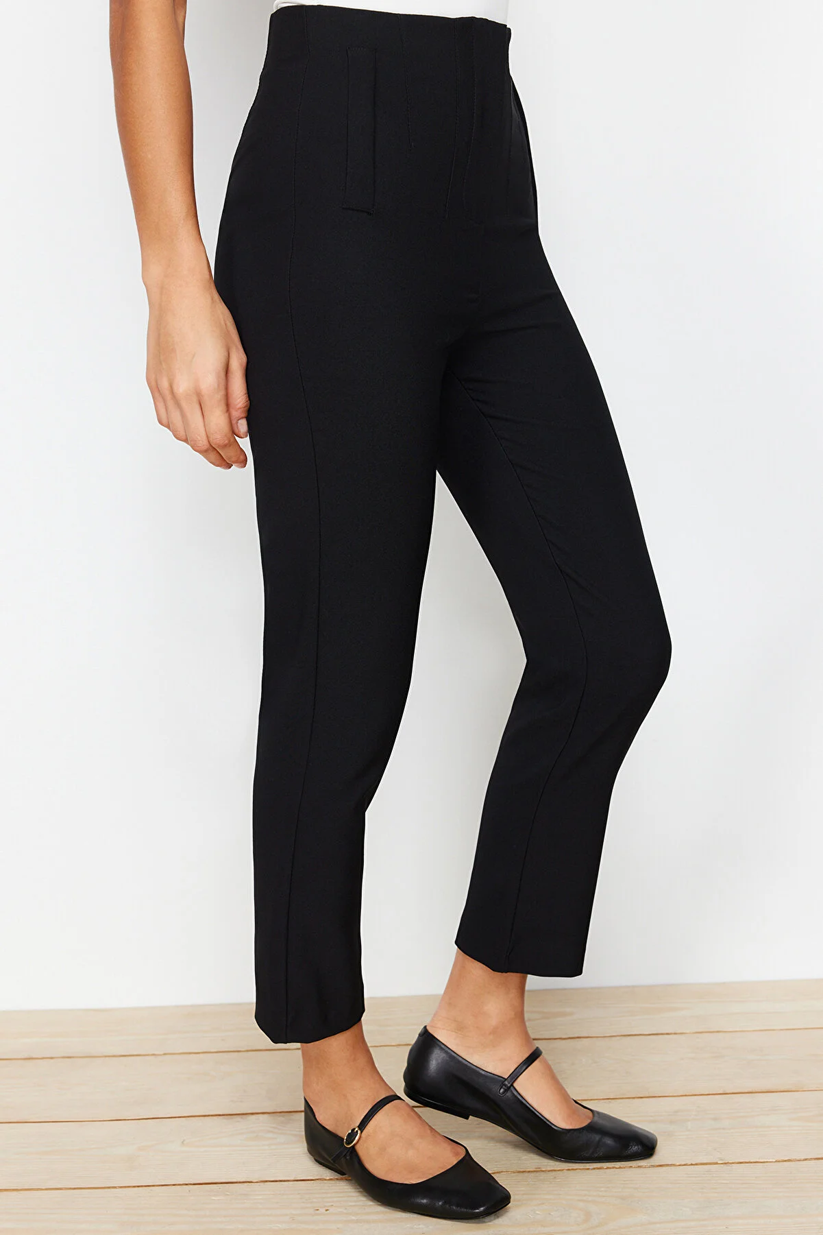 Trendyol Collection  Schwarze knöchellange gewebte Hose mit Zigarettenmuster und Abnähern, hoher Taille TWOSS20PL0515