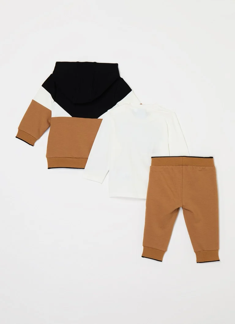 Set sport HUGO BOSS din trei piese cu mâneci lungi, ambalat într-o cutie cadou.