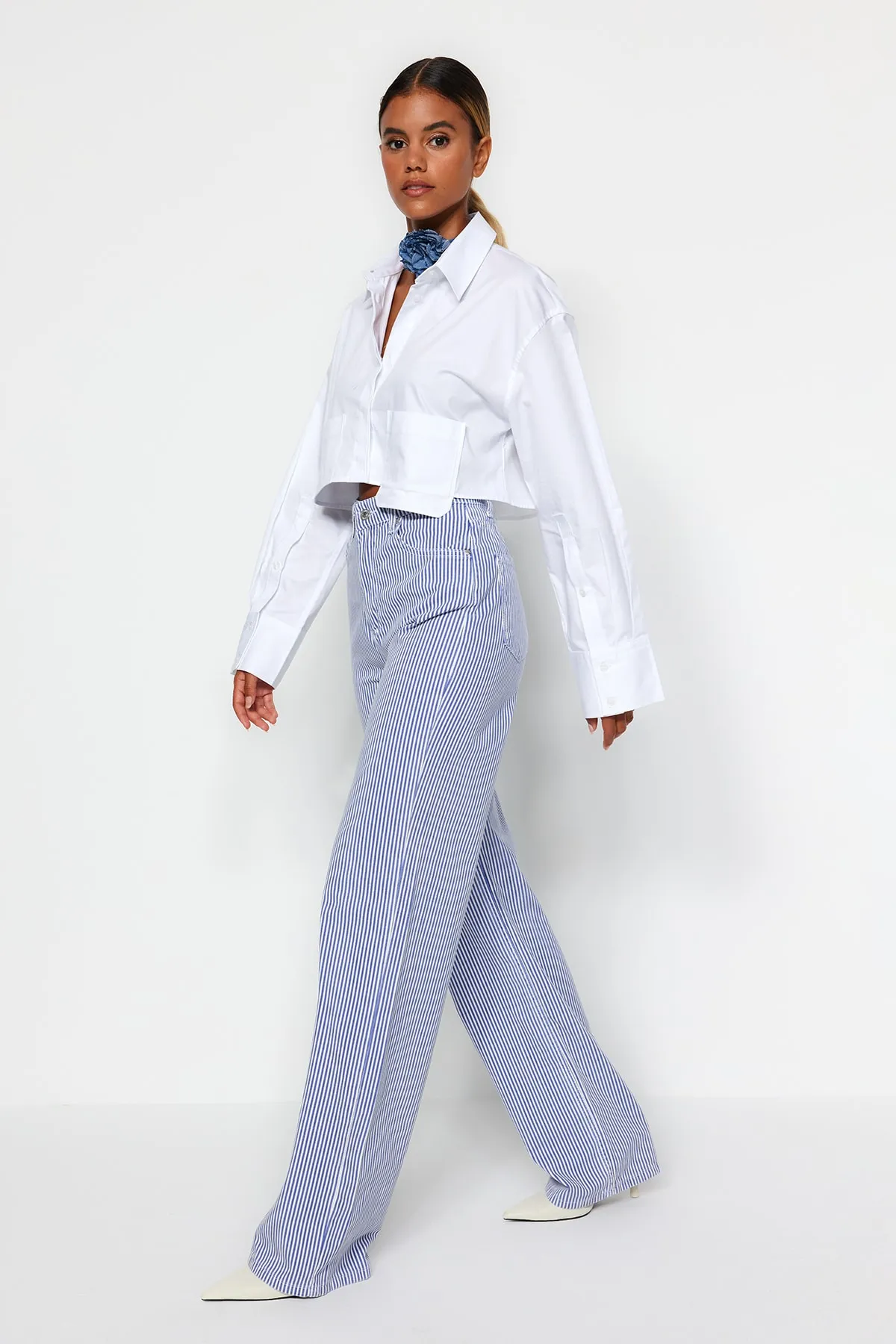 Trendyol Collection  Mehrfarbige, gestreifte Jeans mit hoher Taille und weitem Bein TWOSS23JE00246