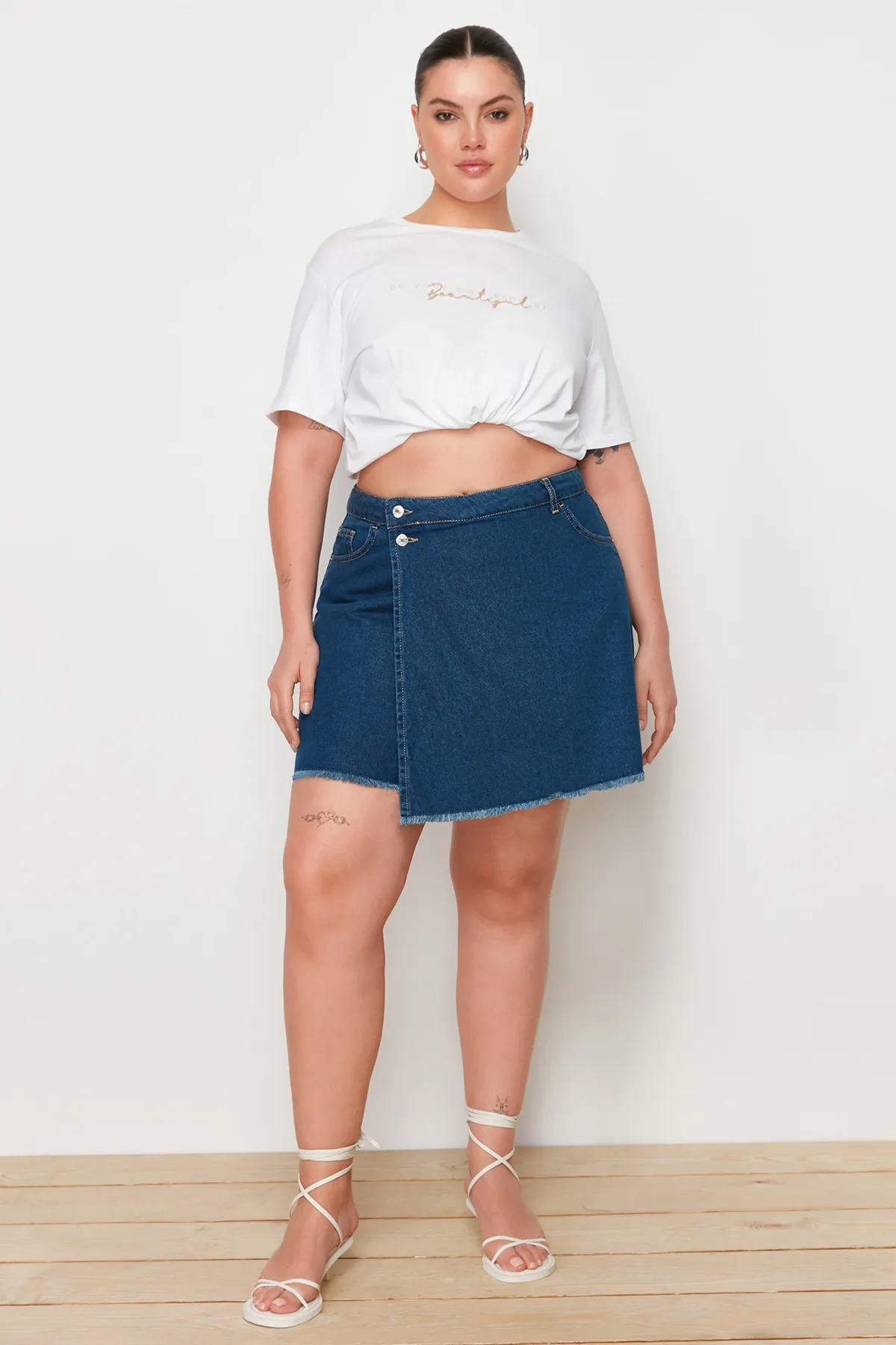 Trendyol Curve  Dunkelblauer Shorts-Rock mit hohem Taillensaum und Quasten TBBSS23AP00008