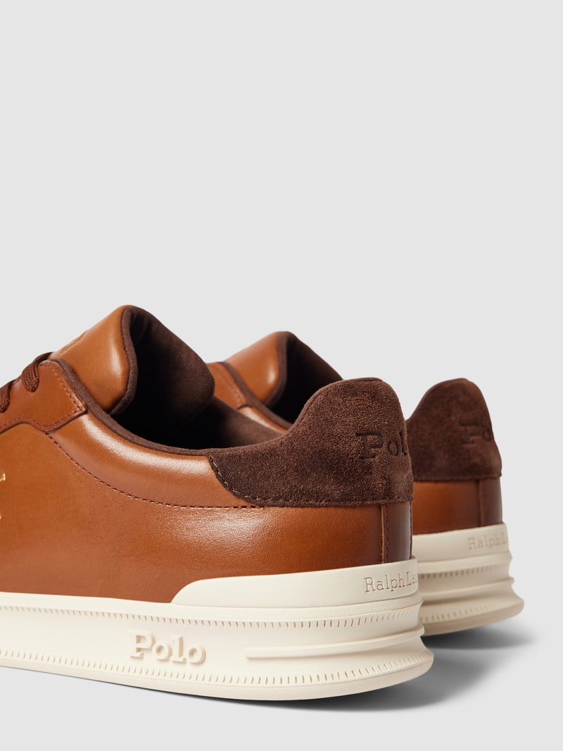 Sneaker mit Label-Details in cognac