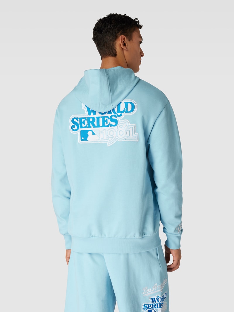 Hoodie mit Känguru-Tasche in hellblau