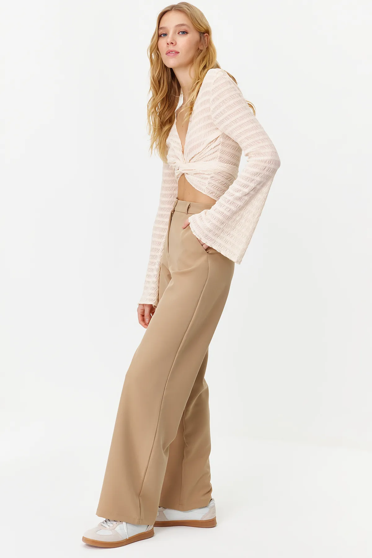 Trendyol Collection  Nerzfarbene, weite Hose aus Webstoff mit weitem Bein TWOAW21PL0332