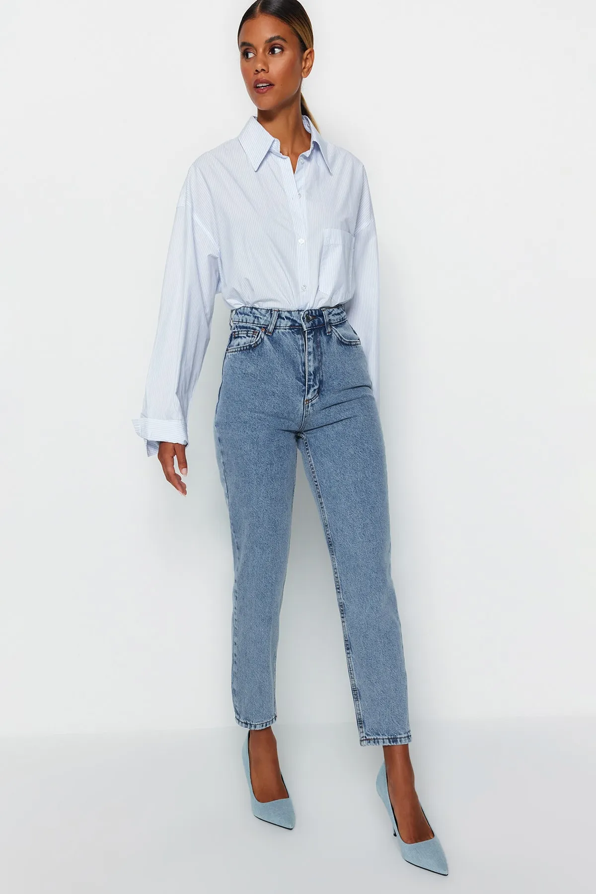 Trendyol Collection  Indigoblaue Mom-Jeans mit hoher Taille TWOSS23JE00067