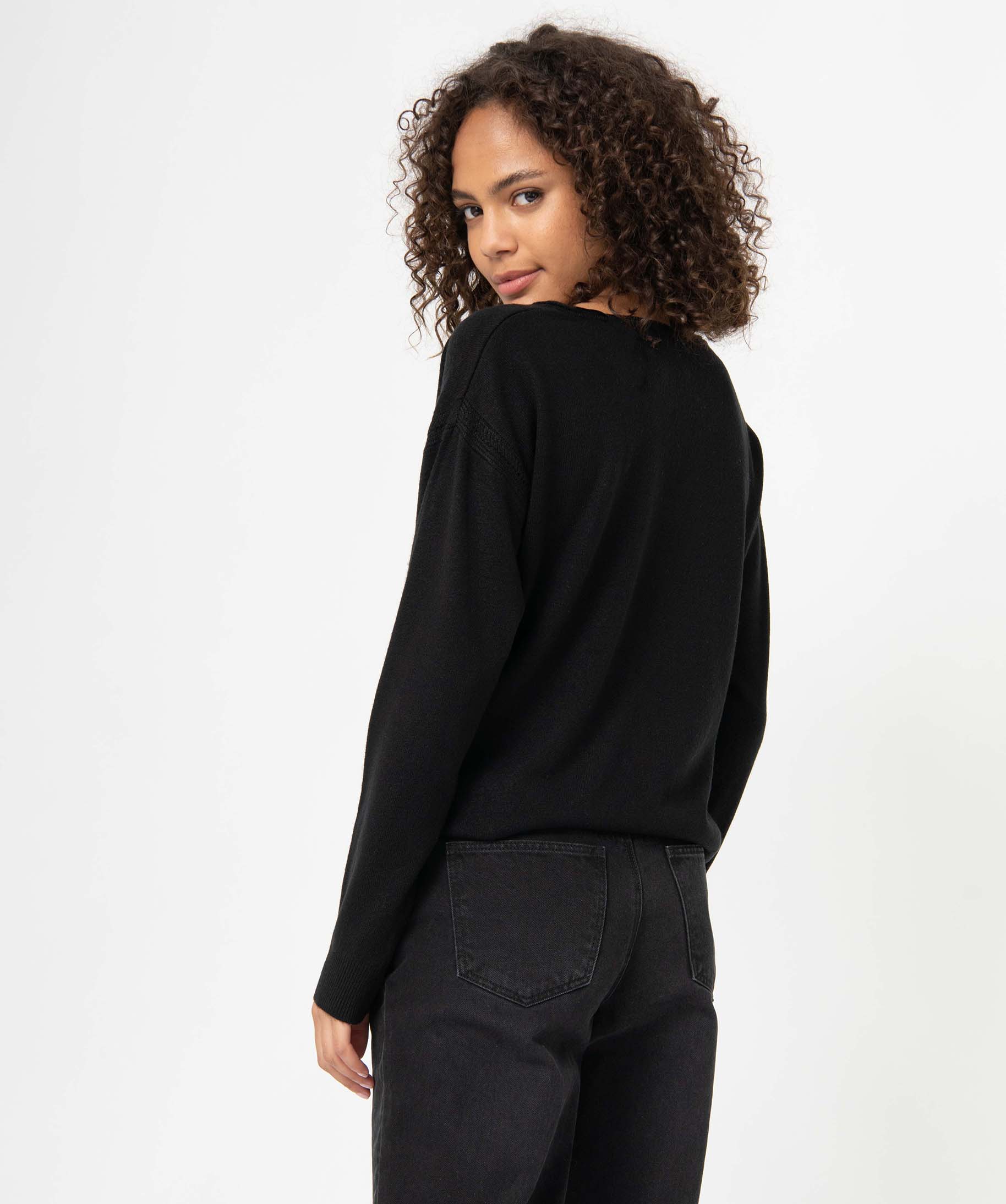 Pull femme en maille fine avec large col V noir | GEMO