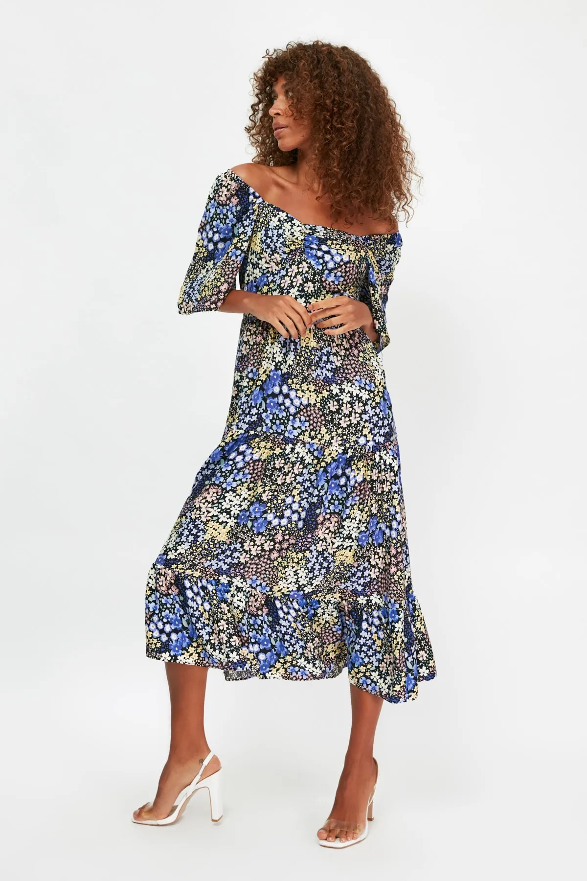 Trendyol Collection  Mehrfarbiges, gewebtes Midikleid in A-Linie mit Ballonärmeln und Blumenmuster TWOSS20EL2323