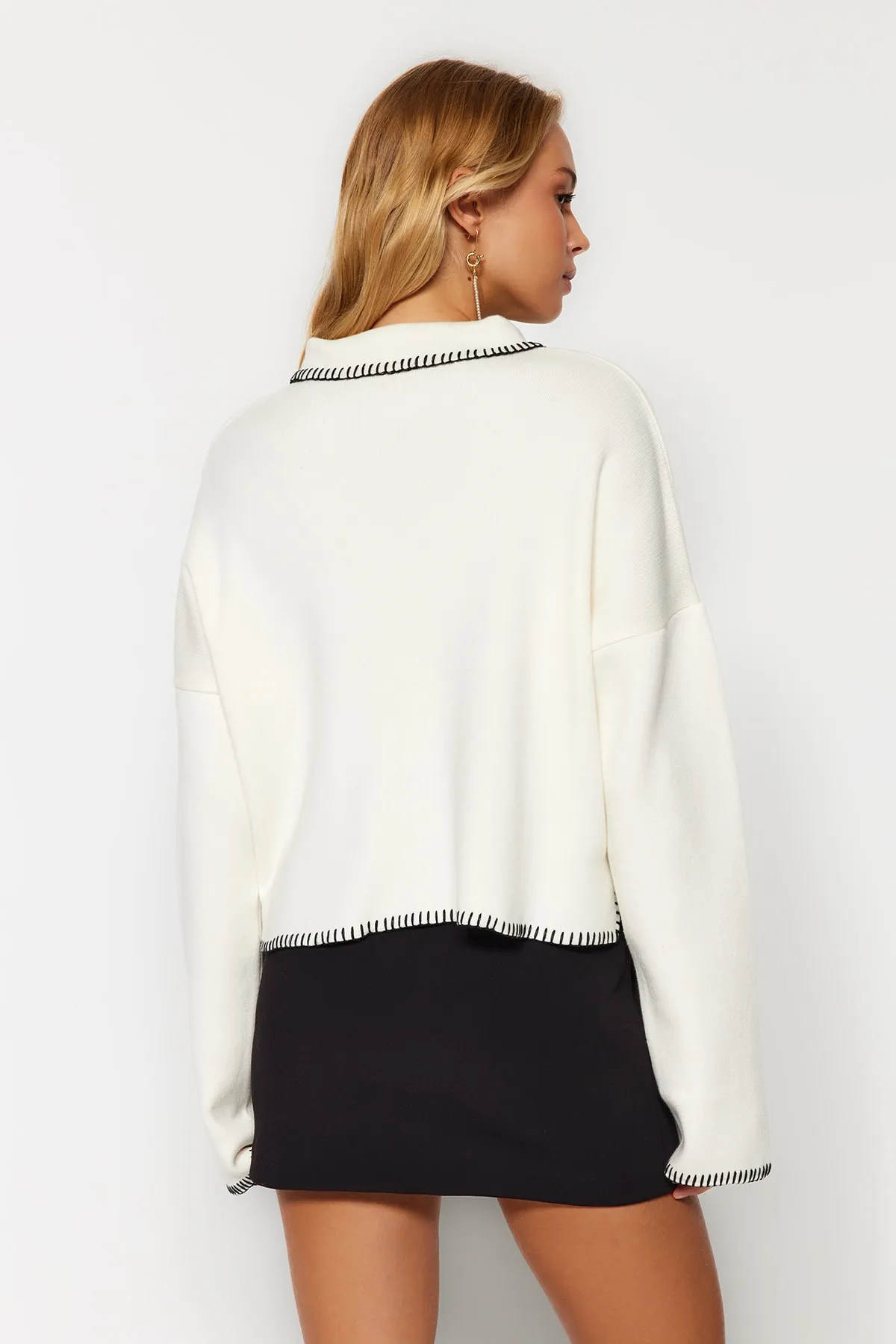 Trendyol Collection  Ecrufarbener Strickpullover mit Rollkragen TWOAW24KZ00981