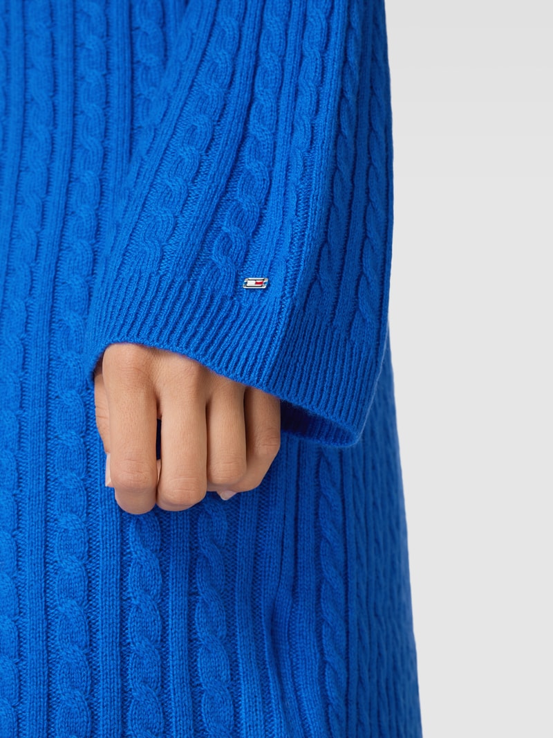 Knielanges Strickkleid mit Zopfmuster in royalblau