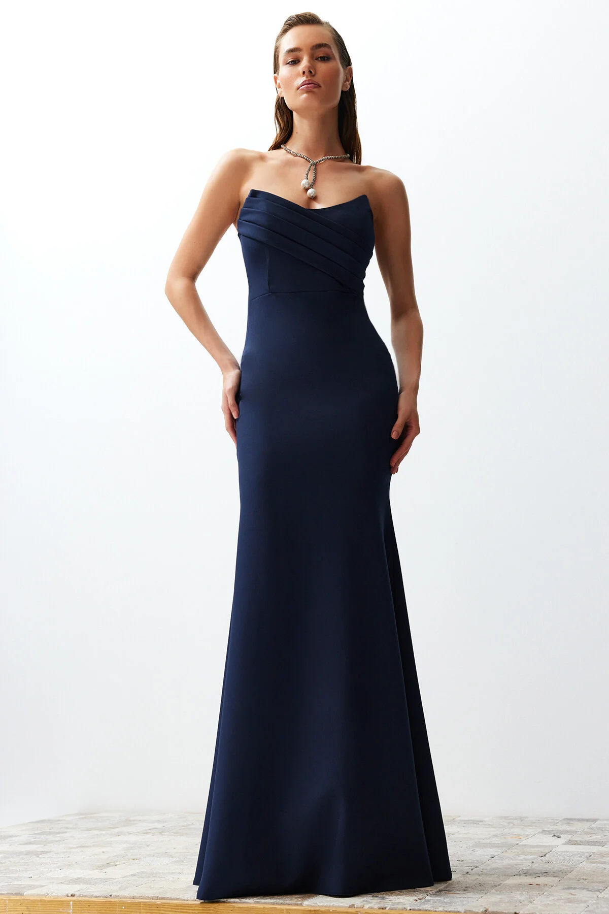 Trendyol Collection  Marineblaues Abendkleid mit Kragendetail TPRSS21AE0121