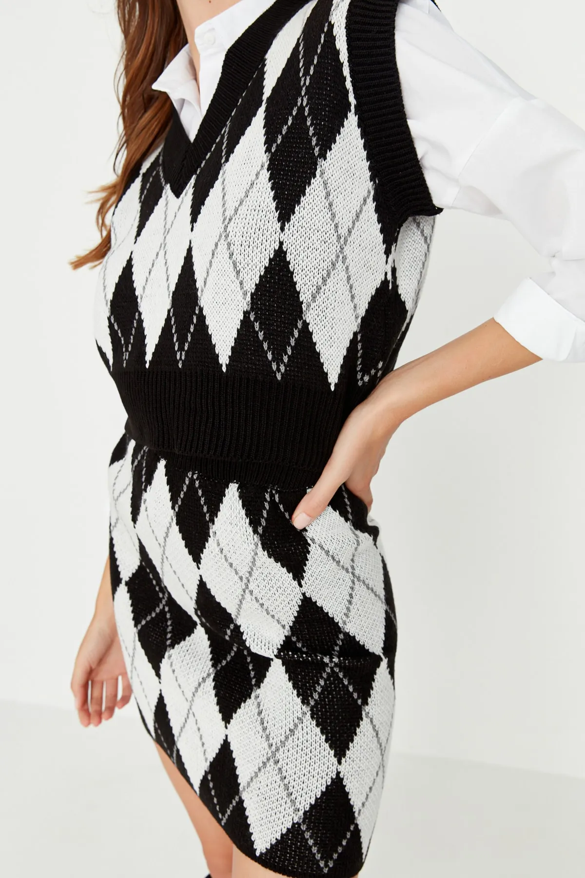 Trendyol Collection  Schwarzes, kurzes Strickoberteil und -unterteil im gleichen Muster TWOAW23AU00085