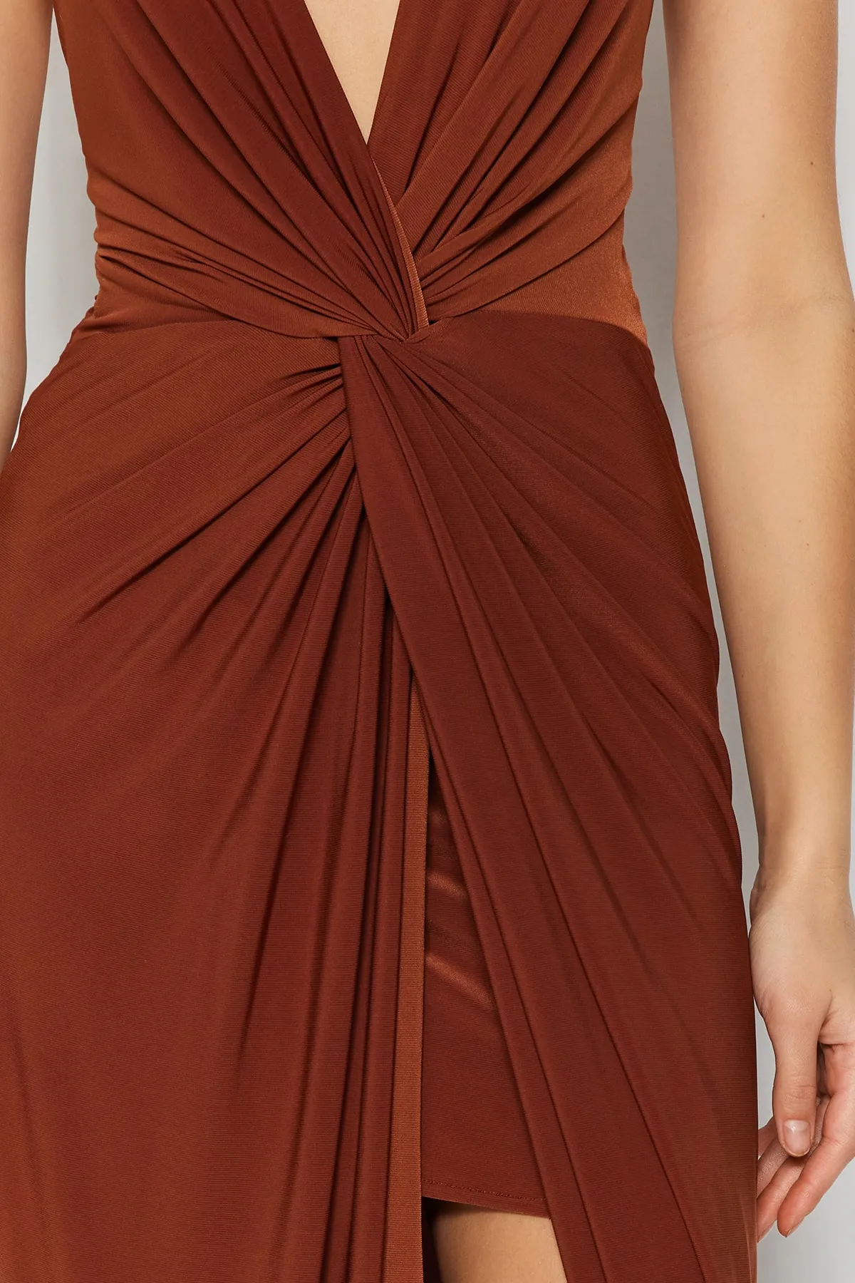 Trendyol Collection  Braunes, langes Abendkleid mit Wickeldesign und Kragen TPRSS23AE00208