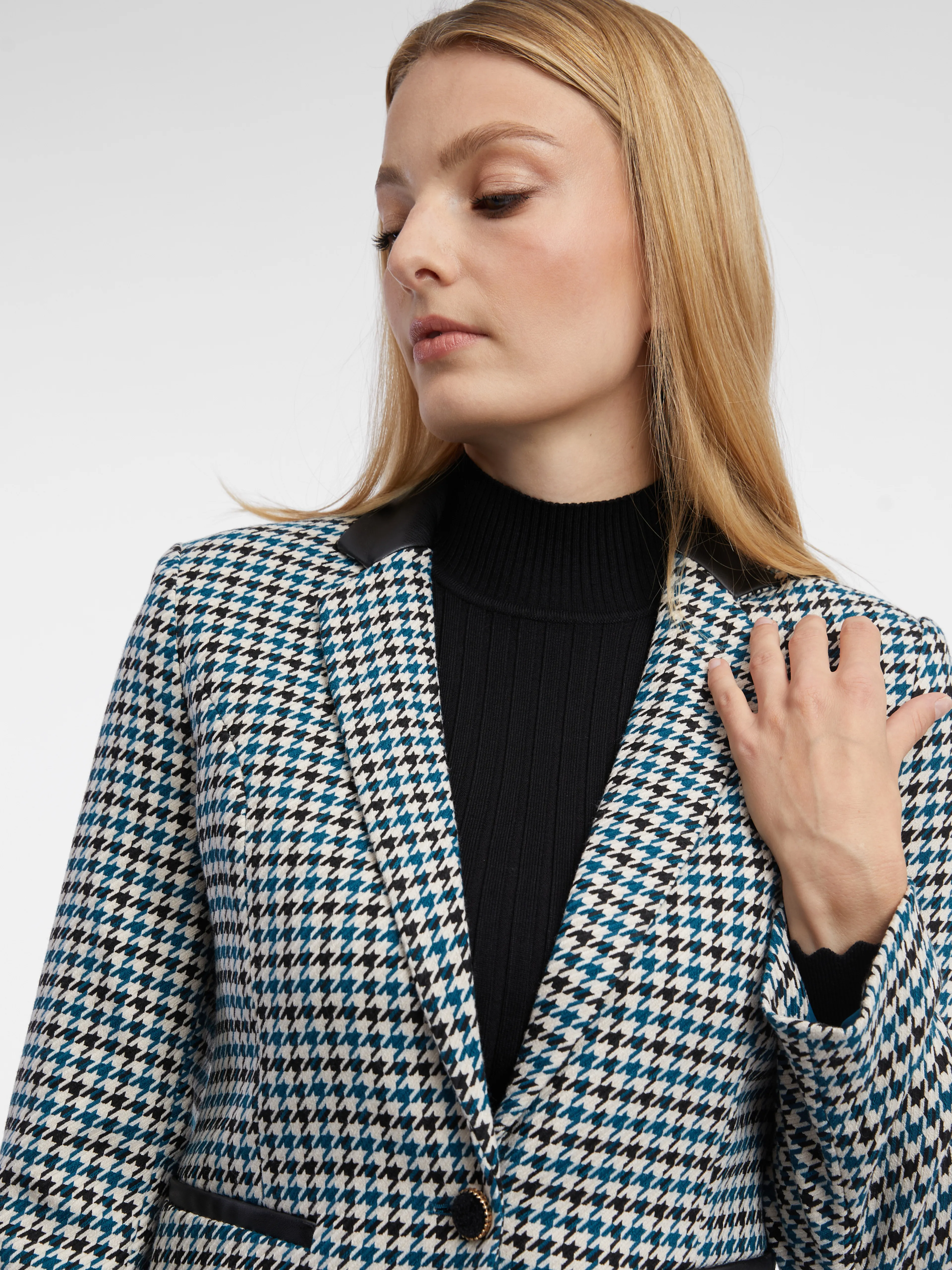 Schwarz-blau gemusterte Damenjacke ORSAY
