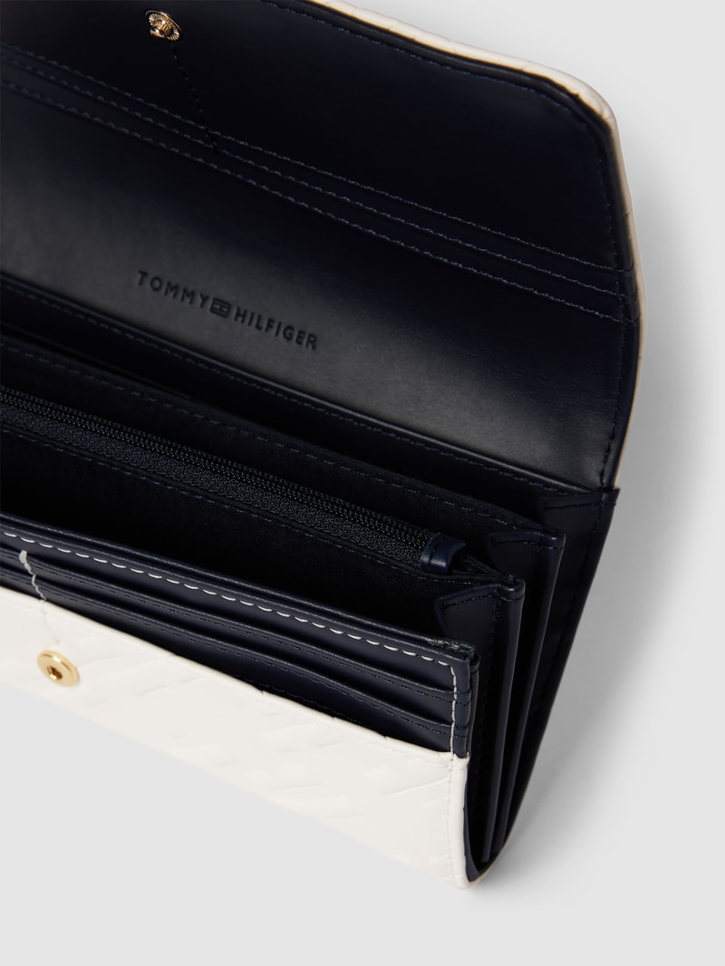 Portemonnaie mit Label-Applikation in weiß
