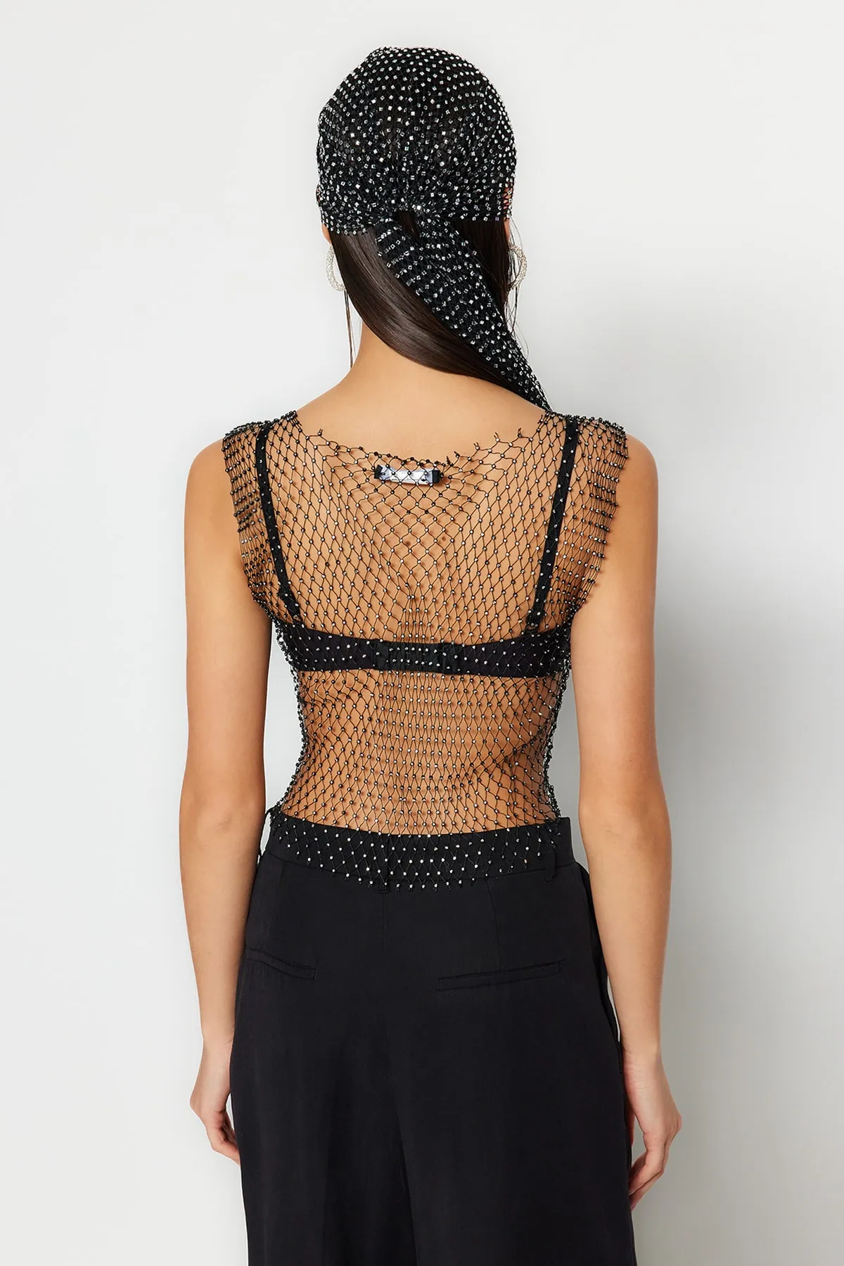Trendyol Collection  Schwarze Crop-Strickbluse mit glänzendem Steinmuster TPRSS23BZ00084