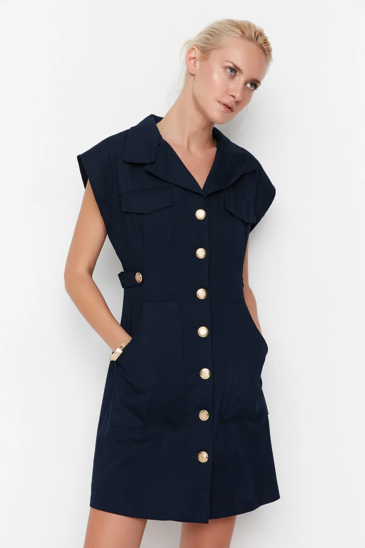 Trendyol Collection  Marineblaues, gewebtes Mini-Hemdkleid mit Knopfdetail TWOSS22EL2970