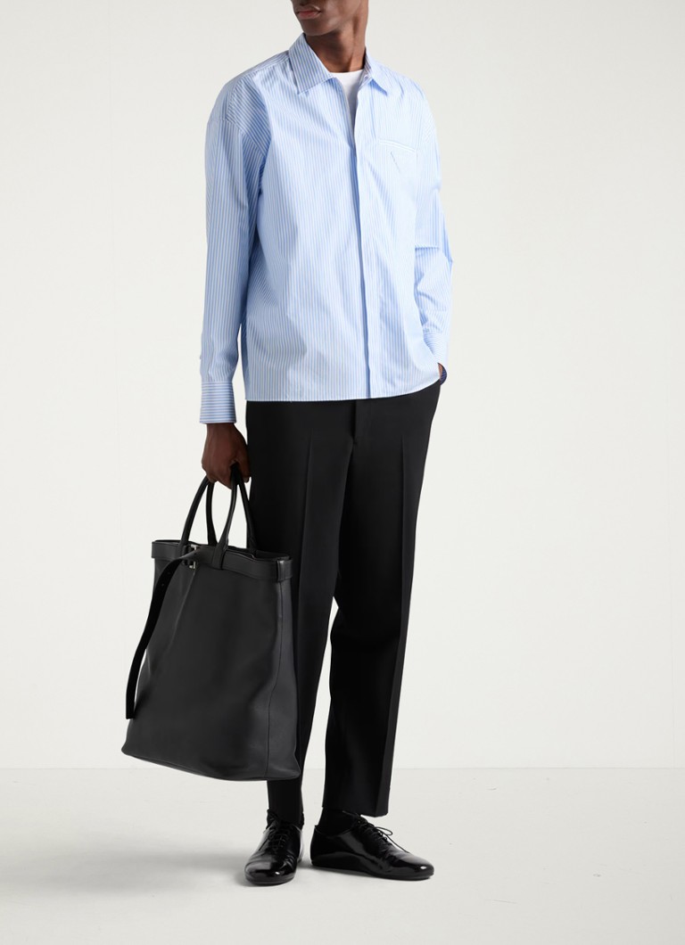 Sobretudo Prada de modelagem oversized com estampa listrada e bolso no peito.
