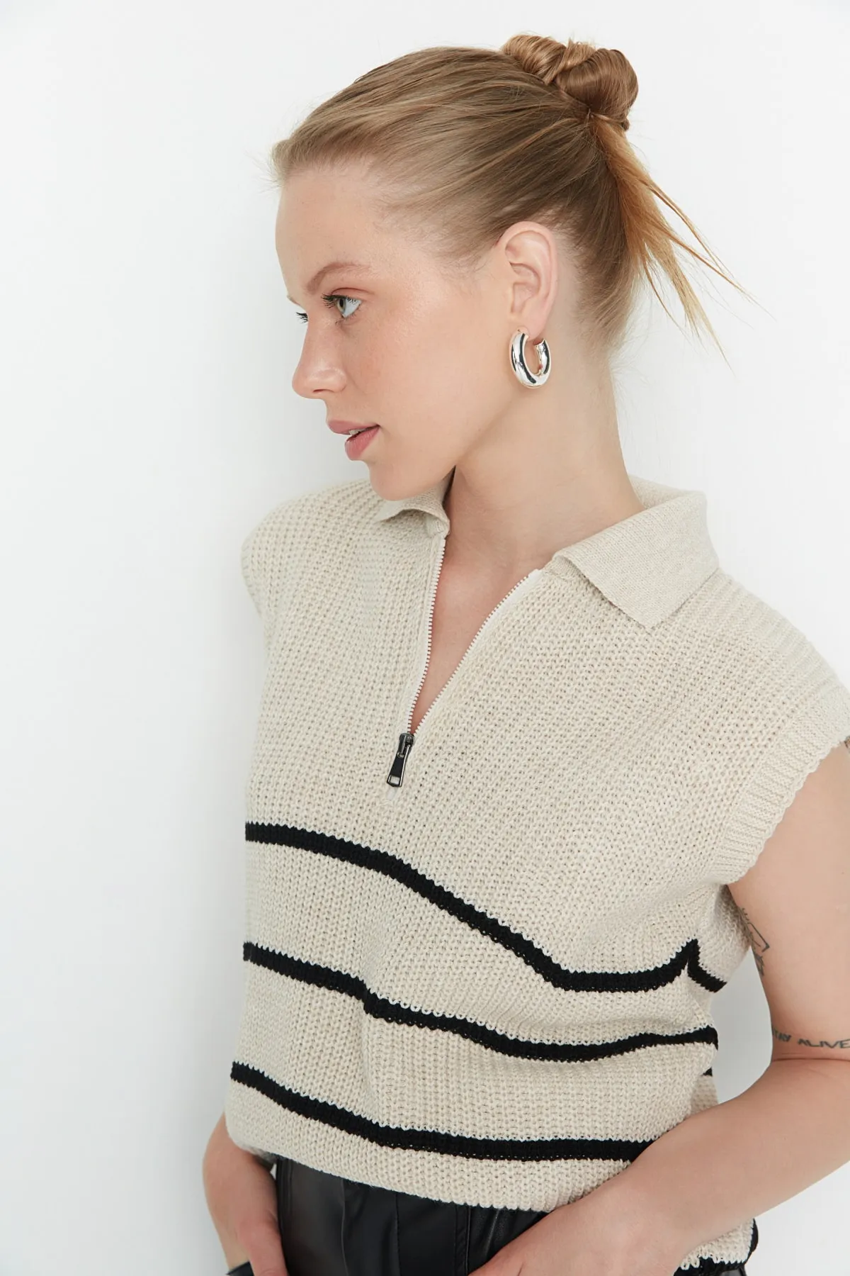 Trendyol Collection  Beigefarbener Strick-Saugnapf mit Reißverschluss und Streifen TWOAW23SV0007