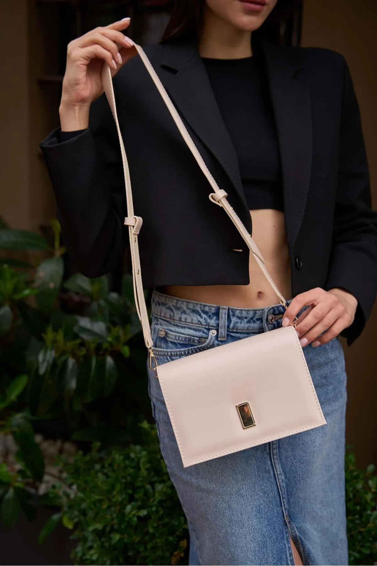 Madamra  Cremefarbene Schultertasche mit dickem Riemen und goldfarbenem Detail für Damen