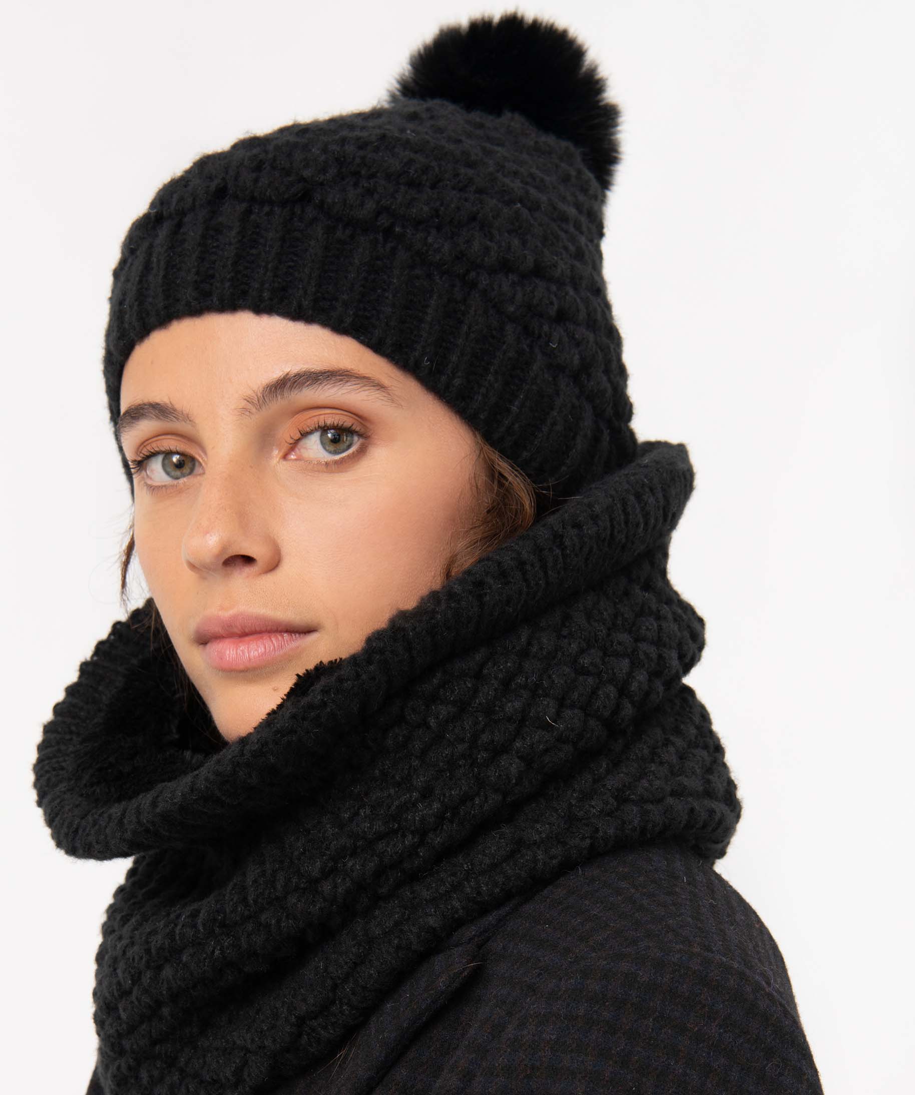 Bonnet femme en maille fantaisie avec pompon peluche noir | GEMO
