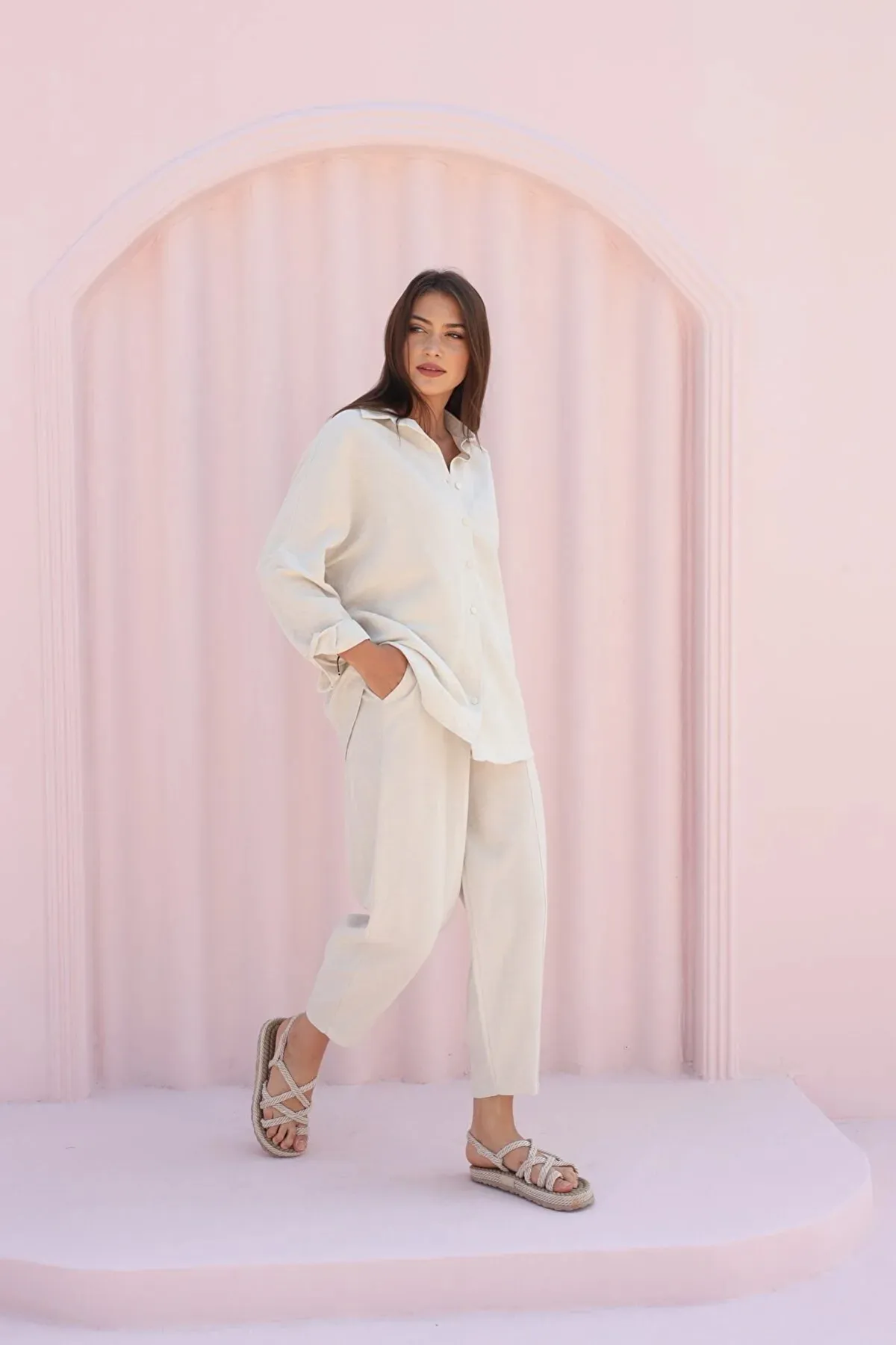 Laluvia  Steinfarbenes Leinenhemd, Shalwar-Hose, Oberteil und Unterteil im Set