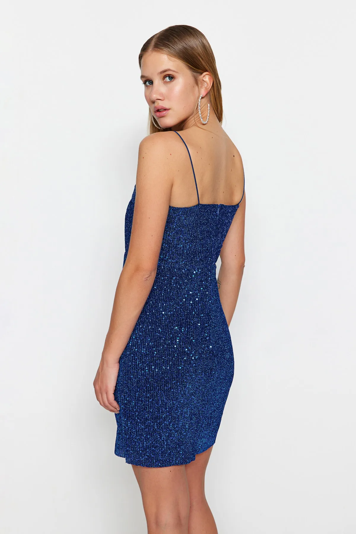Trendyol Collection  Saks Tailliertes, gefüttertes, glänzendes Pailletten-Elegantes Abendkleid TPRSS22EL2889